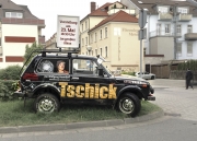 Werbefahrzeug des Deutsch-Sorbischen Volkstheaters. Als "fahrende Litfaßsäule" wurde das Fahrzeug in der Öffentlichkeit und auf Schulhöfen eingesetzt.