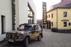 Werbefahrzeug des Deutsch-Sorbischen Volkstheaters. Als "fahrende Litfaßsäule" wurde das Fahrzeug in der Öffentlichkeit und auf Schulhöfen eingesetzt.